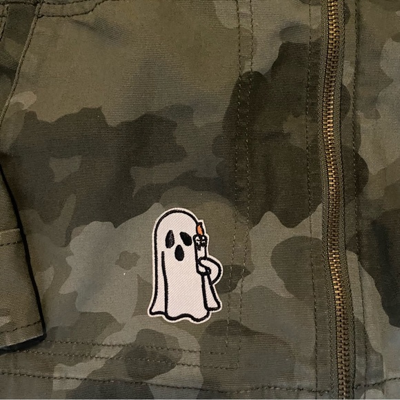 NWOT Green canvas camo utility jacket with mystical /paranormal patches - Picture 3 of 9